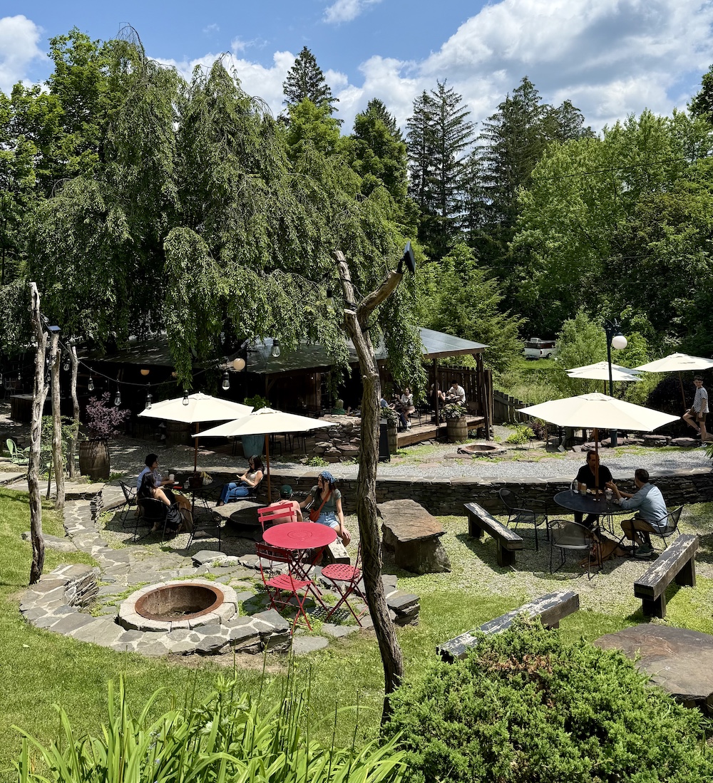 outside seating at Gemela in Woodstock NY