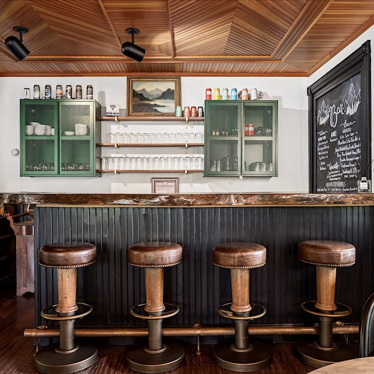 the bar at Dog Friendly hotel Hotel Mountain Brook