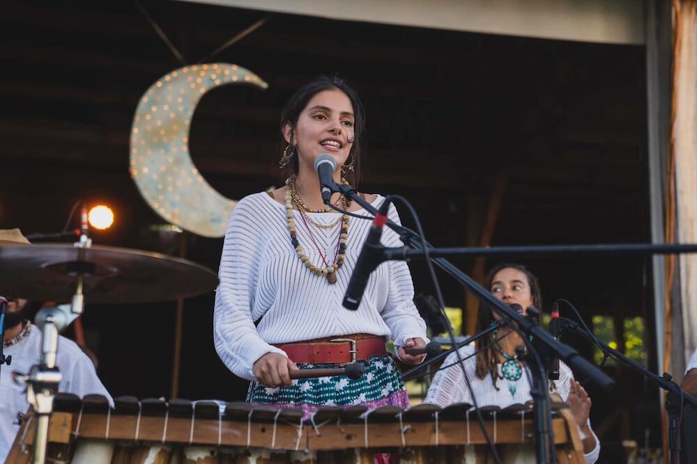 Maria Puente sings in Pulso de Barro