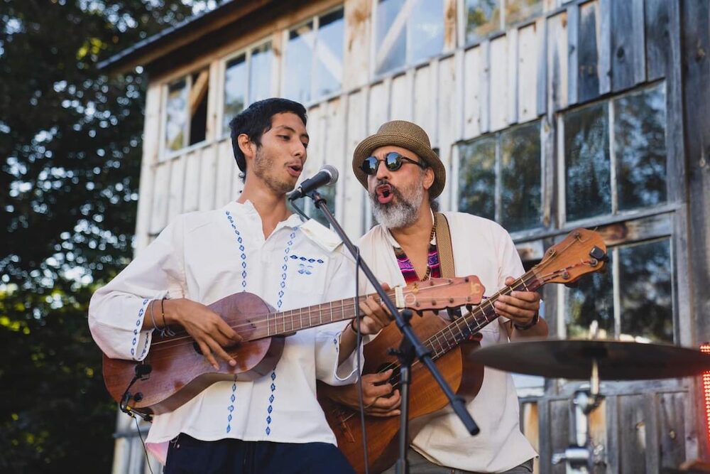 Mateo Cano with Pulso de Barro singing and playing