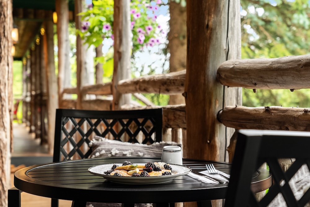 Hotel Mountain Brook Breakfast serve on the veranda