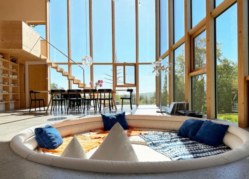 6 oclockLOCATIONS Modern sunken living room with tall bank of windows