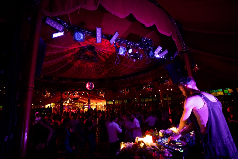 Galanin Ya Tseen at Spiegeltent