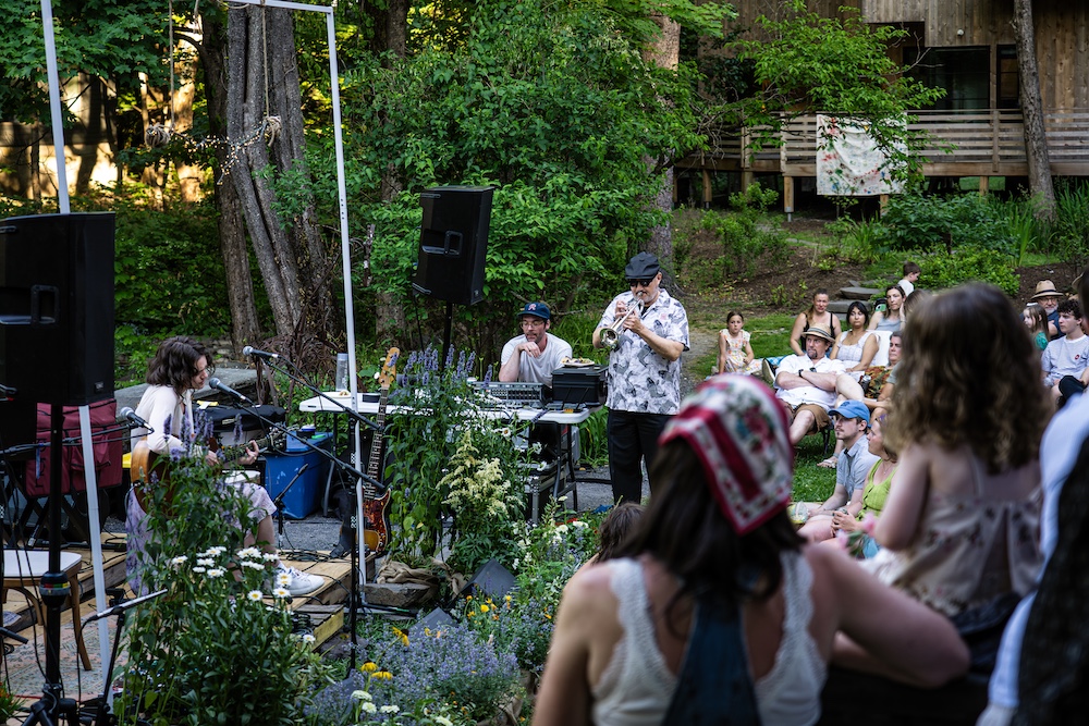 Waterfall Sessions with Ginger Winn and Lost Leader and the audiece.