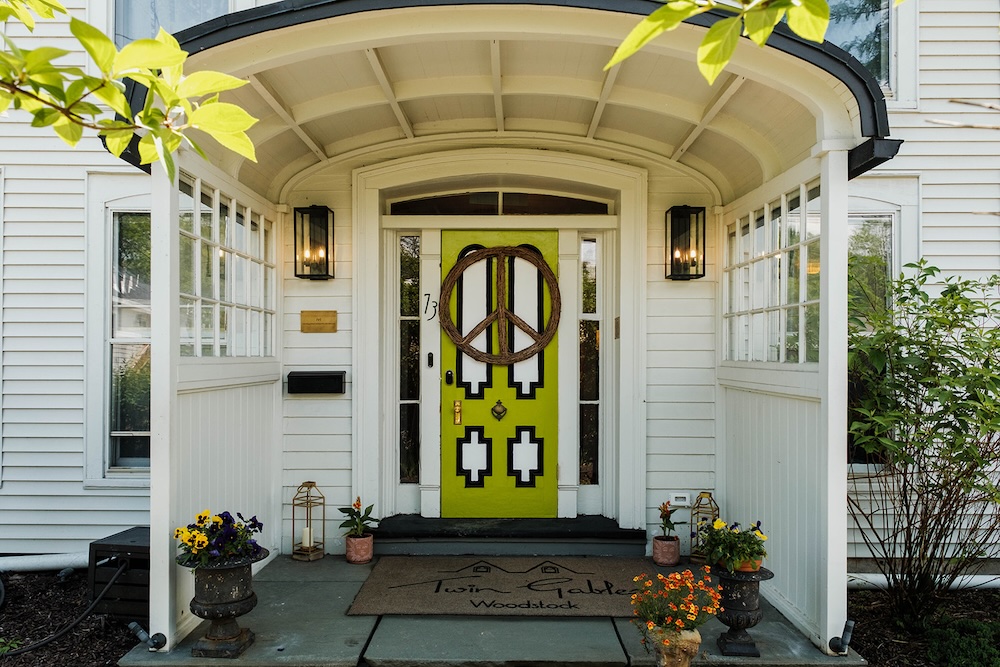 Entrance to Boutique Hotel Twin Gables in Woodstock NY