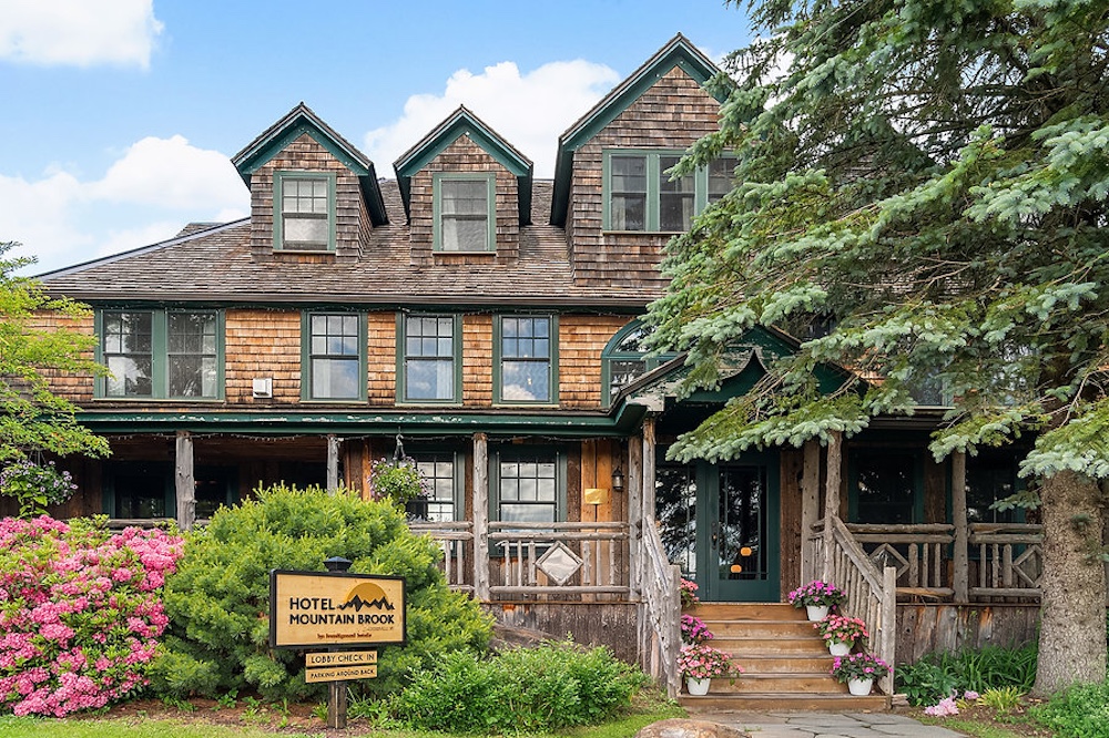 The front exterior of the log cabin style hotel at Hotel Mountain Brook in Tannersville NY.