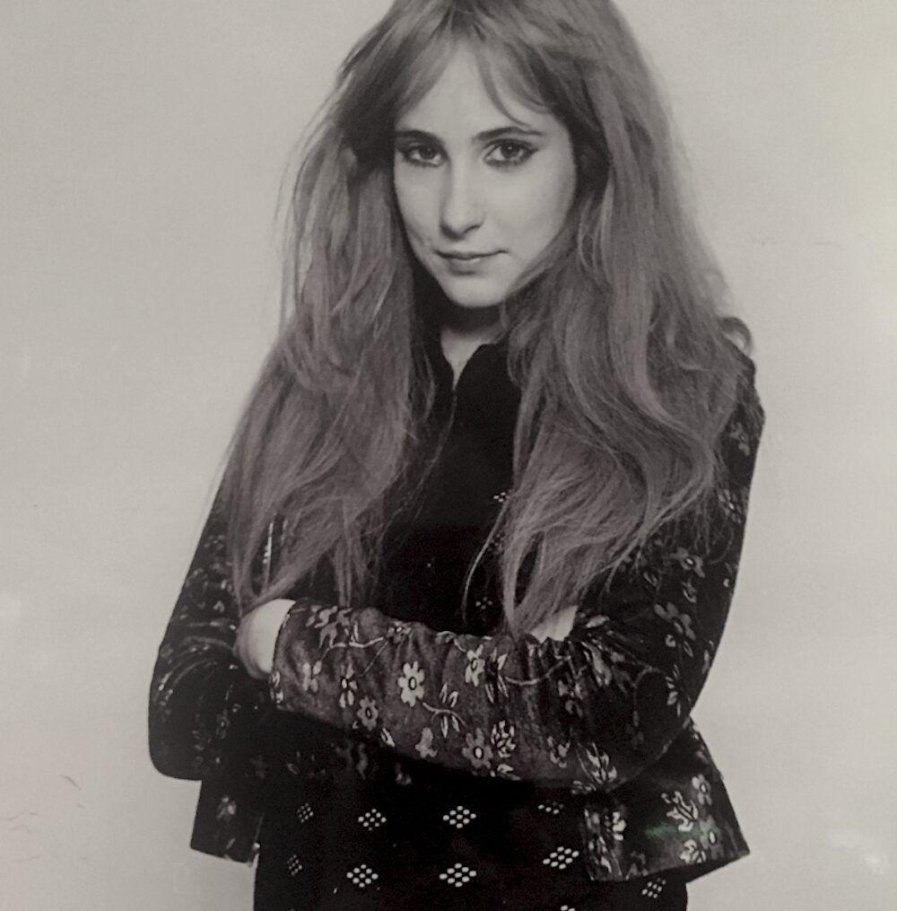 Fiona's mom Joni Dourif.